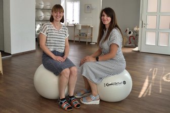 Hebammenpraxis „Storchennest“ in Markneukirchen: Zwei Frauen starten jetzt gemeinsam durch - Hebamme Alina Lutz (links) und Michelle Renz (rechts) im Kursraum des „Storchennest“ an der Straße des Friedens 1 in Markneukirchen.