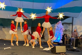 Hebefiguren unter Adventssternen: Tanzteam Eternity des LWV Geringswalde bereichert Weihnachtsmärkte der Region - Bei der Märchenweihnacht auf dem Colditzer Schloss waren zwei Eternity-Tanzgruppen am Wochenende das erste Mal dabei. Diesen Samstag treten vier Gruppen bei der Rochlitzer Schlossweihnacht auf.