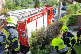 Hecke in Annaberg-Buchholz in Flammen - Zirka drei Meter der Koniferenhecke hatten Feuer gefangen.