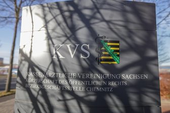 Heckemanns Nachfolger steht nun fest: Das ist Sachsens neuer Oberarzt - Die Kassenärztliche Vereinigung Sachsen, kurz KVS, hat einen neuen Chef. Der bisherige Vorstandsvorsitzende Klaus Heckemann musste 2024 seinen Hut nehmen.