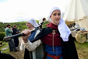 Heer- und Ritterlager in Hartenstein: Wie Darsteller ins Mittelalter reisen - Celine Petzold aus Hartenstein verteidigt am Freitagabend beim „Heer- und Ritterlager“ die Schlossruine Hartenstein.