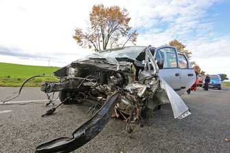 Heftige Kollision: Mitsubishi prallt gegen Baum - 