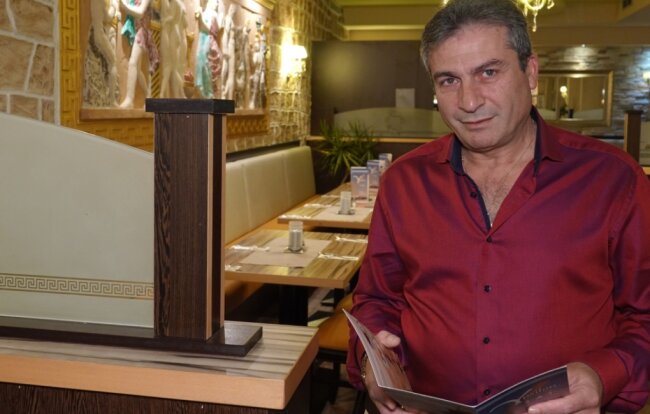 Heftige Kritik an neuen Coronaregeln - Xenofon Risch befürchtet, dass das griechische Restaurant Ypsilon in Zwickau ab Montag häufiger leer bleiben wird. "Die 2G-Regel macht die Gastronomie total kaputt", sagt der Geschäftsführer. 