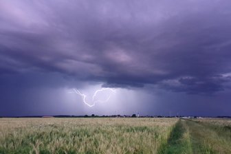 Heftiger Regen im Erzgebirge erwartet: Wetterdienst gibt amtliche Warnung heraus - Dunkle Wolken ziehen bei einem Gewitter auf. Im Erzgebirge wird am Montag Starkregen erwartet.
