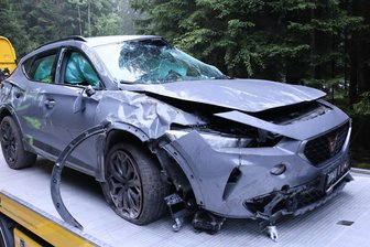 Heftiger Unfall im Erzgebirge: Auto prallt gegen Felsen und überschlägt sich - Nach dem Unfall bei Neidhardtsthal war das Auto Totalschaden.