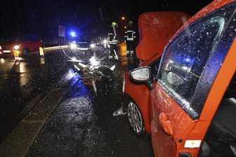 Heftiger Unfall in Chemnitz: Laterne kippt nach Aufprall auf die Straße - Es war dunkel und es hat geschneit: Inwieweit das Wetter eine Rolle spielte, ist offen.