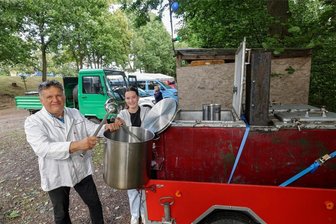 Heidelbergfest Wüstenbrand: Original mit Gulaschkanone - Seit rund zehn Jahren gehört Helmuth Dubielczyk mit seiner Gulaschkanone zu den festen Größen beim Heidelbergfest. Seine Enkeltochter Rahel hilft ihm.