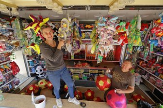 Heidelbergfest Wüstenbrand: Warum der Fassbieranstich mit Spannung erwartet wird - Zu den Stamm-Schaustellern auf dem Heidelbergfest gehören Marco und Jessica Sehnin mit ihrer Bude fürs Bällewerfen. Beide sind Schausteller in siebter Generation.