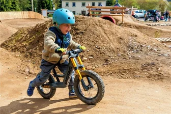 Heidersdorf: Schandfleck verwandelt sich in Eldorado für Biker - Der dreijährige Max Hesse absolviert eine Teilstrecke des Bike-Parks mit seinem Laufrad. 