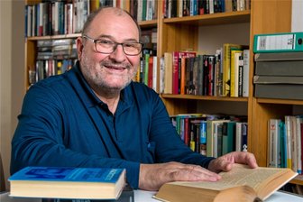 Heidersdorfer Landarzt sagt endgültig ade - Lesen gehört zu den Lieblingsbeschäftigungen von Jürgen Dietze.