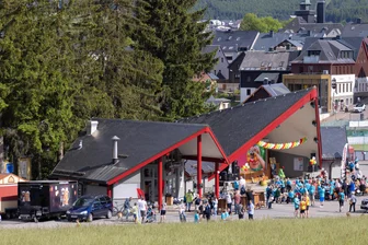 „Heidi“ kommt an den Fichtelberg - Das Gelände an der Oberwiesenthaler Freilichtbühne wird am Freitag zum Freilichtkino.