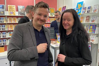 Heike Wenige aus Freiberg kritisiert Weimers Vorgehen beim Buchhandlungspreis - Die Freiberger Buchhändlerin Heike Wenige besuchte bei der Buchmesse auch Verleger Jens Korch.