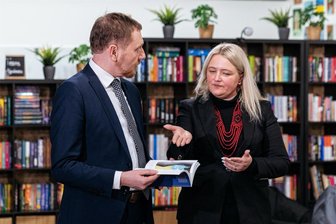 Heikler Kretschmer-Besuch bei Ukrainern: Gastgeber schenken ihm Buch über Propaganda - Natalija Bock, Stimme und Gesicht der Ukrainer in Dresden, hat Michael Kretschmer am Freitag ein Buch über russische Propaganda geschenkt.