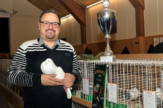 Heiko Zeißler zeigt in Stein die besten Tauben und gewinnt den Meistertitel - Heiko Zeißler wurde Vereins- und Vizemeister mit seiner Taubenzucht Schlesische Kröpfer weiß.