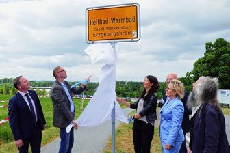 Heilbad Warmbad ebnet mit neuem Ortseingangsschild den Weg für viele andere sächsische Kommunen - Im Beisein von Tourismusministerin Barbara Klepsch wurde im Heilbad Warmbad das Ortseingangsschild enthüllt. 