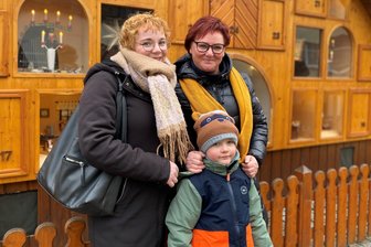 Heiligabend in Augustusburg mit viel Musik und einem besonderen Weihnachtsmann - Weihnachten in Familie: Gudrun Lange (r.) mit ihrer Tochter Christin Djoleff und Enkel Valentin.