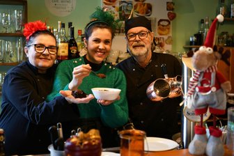 Heiligabend mal anders: Brasilianische Familie serviert in Penig leckeres Weihnachtsessen - Im Café Liebe in Penig gibt es selbstgemachte brasilianische Spezialitäten. Júlia Eichert und ihre Eltern Ana Sperb und Marcos Eichert betreiben das Café an der Lunzenauer Straße seit einem guten Jahr. An Heiligabend laden sie ein.
