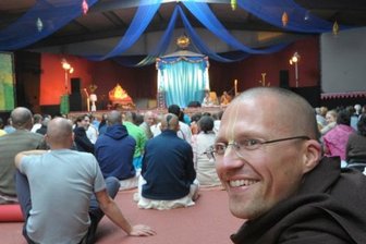<p class="artikelinhalt">Aus einer Turnhalle wurde ein indischer Gebetstempel. Darin wartet Sadbhuja Dasa (vorn) mit anderen Hare-Krishna-Anhängern auf die Eröffnung des Festivals. </p>