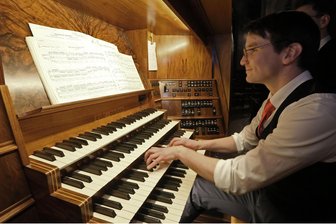 Heilige Nacht, eilig verbracht: Domkantor Eckel zwischen Orgelzauber und Christmette - Karl Joseph Eckel in der Heiligen Nacht an der Orgel beim Konzert im Dom St. Marien Zwickau.