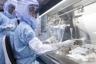 Heilsbringer oder Dr. Seltsam? Deutscher Arzt entwickelt eigenen Corona-Impfstoff - Simulation der Arbeitsschritte bei der Herstellung von Corona-Impfstoff
