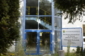 Heim für minderjährige Flüchtlinge in Bad Schlema wird geschlossen - In Bad Schlema wird die ehemalige Berufsschule für unbegleitete minderjährige Flüchtlinge genutzt.