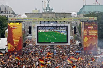 Heim-WM 2038 oder 2042? Das plant der DFB - Die Fanmeile am Brandenburger Tor war 2006 bestens gefüllt. (Archivbild)