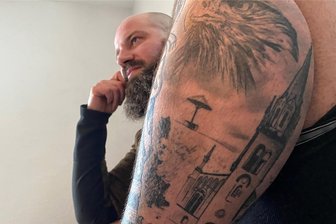 Heimat, die unter die Haut geht: Wie sich ein Lengenfelder Tätowierer zu seiner Stadt bekennt - Der Tätowierer und sein linker Unterschenkel. „Ich habe meinen Lokalpatriotismus für alle sichtbar verinnerlicht“, sagt Patrick Comberg über dieses Werk. Zu den Lengenfeld-Motiven gehören neben der markanten Kirche und dem Aussichtspunkt Pilz auch die Parkgaststätte, die alte Post oder die Figuren des alten Marktbrunnens.