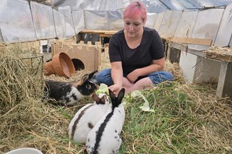 Heimat für Kaninchen und Mäuse: Kleintiernotstelle in Crimmitschau sammelt Spenden - Jenny Haberland mit Kaninchen und Meerschweinchen, die in Crimmitschau aufgepäppelt werden.