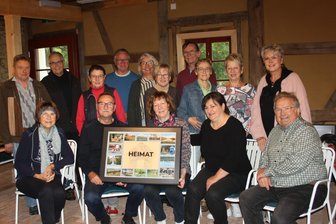 Heimat in Bildern: Neue Schau in der Gräfenmühle Neukirchen vereint Fotografie und Malerei - Die Ausstellungsteilnehmer besprachen in Neukirchen Details für die Schau in der Kulturscheune.