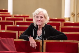 „Heimat ist ein Kampfbegriff geworden“: Filmemacherin Sabine Michel über das Bild von Ostdeutschland - Dokumentarfilmerin Sabine Michel vor der Premiere der „Vogtland-Revue“, für die sie den Text schrieb.