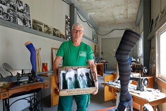 Heimatausstellung und Strumpfkunst starten nach Abstimmungsproblemen ohne offizielle Vernissage - Matthias Beyer präsentiert unter alte Oberlungwitzer Bierflaschen, Nähmaschinen und Strümpfe.