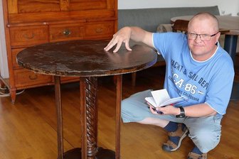 Heimatdichter Max Schreyer: Sein Hut, sein Heft, sein Tisch ... - Dichter-Tisch: Reporter Mario Ulbrich ist hingerissen von dem Möbelstück, an dem Max Schreyer den "Vuglbärbaam" geschrieben haben soll. Den Artikel rechts tippte er aber auf seiner Computertastatur. 