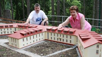 Heimatecke am Seifenbach baut an und Regionalität weiter aus - 
              <p class="artikelinhalt">Geschäftsführerin Christina Ihme und Andreas Meysel legen letzte Hand an das größte Modell ihrer Anlage, das Kneipp-Sanatorium Antonshöhe. </p>
            