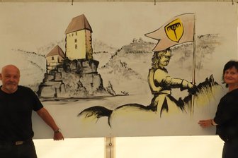 Heimatfest Rechenberg-Bienenmühle: 67-Jähriger malt Dorfgeschichte auf Leinwand - Udo Klapper mit Frau Marlies vor einem Werk. So könnte die Burg einst ausgesehen haben.