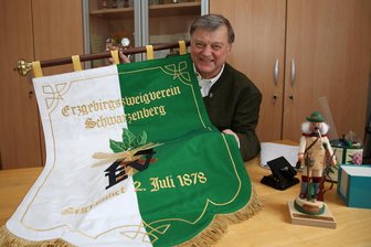 Heimatfreunde aus Schwarzenberg haben gewählt und legen Arbeitsplan vor - Rolf Grünert, Vorsitzender des EZV Schwarzenberg, mit der Fahne des Vereins.