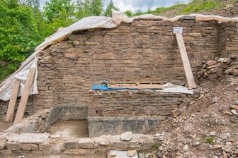 Heimatfreunde finden ein Stück der Hakenkrümmer Nixe - Etwa so viel von der Mauer soll sichtbar bleiben. Mehr ist aus Gründen der Standsicherheit der Böschung nicht machbar. 