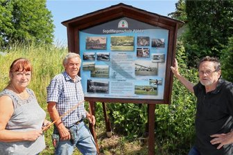 Heimatfreunde halten Geschichte wach: Erneuerte Infotafel erinnert an Segelfliegerschule in Pöhla - Stellten die erneuerte Infotafel zur Segelflugschule auf: Annelore Liebschen, Lothar Lang und Uwe Neubert (v. l.) vom Heimat- und Geschichtsverein Pöhla.