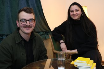 Heimatgefühl im Erzgebirge? Eine Schauspielerin geht auf Spurensuche - Clemens Leibelt vom Neuen Konsulat nutzte die Pause, um mit Mira Sanjana Sharma ins Gespräch zu kommen.