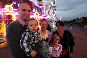 Heimatgefühle fernab von München: Wie eine Familie aus Bayern das Oktoberfest in Siebenlehn genießt - Heimatgefühle in der Fremde: Papa Leo, Sohn Henry, Mama Carolin, Tochter Lara und Oma Susanne (v.l.) genießen das Oktoberfest.