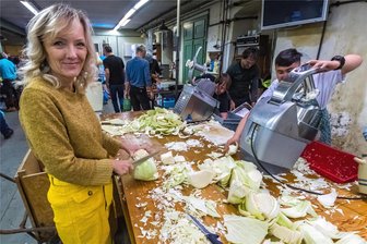 Heimatgenuss à la Erzgebirge: Wie sich 850 Kilogramm Weißkohl in frisches Sauerkraut verwandeln - Sauerkrautproduktion im großen Stil: 850 Kilogramm Weißkohl sind am Samstag in Oberschaar verarbeitet worden – unter anderem von Katrin Feicke aus Chemnitz. Zweiter Arbeitsschritt nach dem Putzen des Kohls: das Zerschneiden.