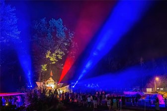 Heimathafen-Open-Air: Vogtländer tanzen bis zum Morgengrauen - So sah es 2023 im Waldbad Rodau aus. Die Mainstage hieß "Das Boot". Diesmal gibt es einen anderen Hingucker.