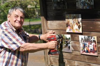 Heimathistoriker aus Aitzendorf lässt Erinnerungen aufleben - Johannes Ludwig befestigt Fotos, die bis Oktober zu sehen sein werden.