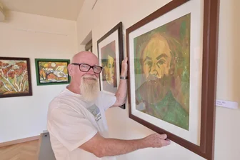 Heimatkunst par excellence: Klaus Neuberts Jubiläumsausstellung ist auch ein Abschied - Klaus Neubert, 75 Jahre, vor einem Selbstporträt in Gouache-Technik, auf dem sein Vollbart noch dunkel war.