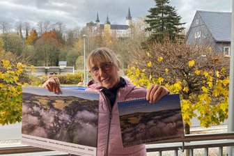 „Heimatliebe“-Kalender 2026: Neuhausens schönste Seiten im Doppelpack - Undine Weise, die Leiterin der Touristinformation Neuhausen, mit den Kalendern für 2026.
