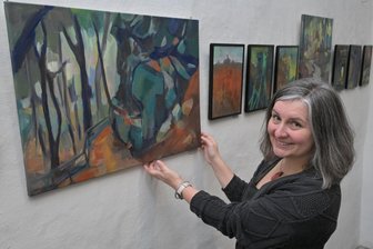Heimatliebe ohne Heimattümelei: Malerin Ramona Markstein erkundet Hartenstein und Umgebung - Ramona Markstein stellt auf Burg Stein in Hartenstein aus. Die bis in den Herbst gezeigte Kabinettausstellung ist „KulturLandschaft“ betitelt.