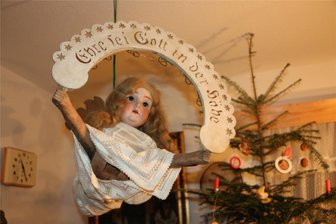 Heimatmuseum im vogtländischen Reuth mit neuen Exponaten - Schwebeengel an der Decke des Reuther Heimatmuseums.