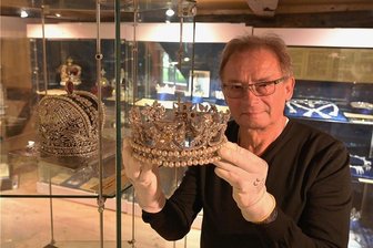 Heimatmuseum Knochenstampfe wird für halbe Million Euro modernisiert - In der Knochenstampfe in Dorfchemnitz sind immer wieder besondere Ausstellung zu sehen, so wie zuletzt zu den Kronjuwelen europäischer Königshäuser. Auf dem Foto zeigt Museumsleiter Jürgen Zabel eine Kopie der Krone von Königin Elizabeth II.