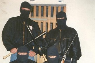 Das sind keine Nikab-Trägerinnen, das sind Teile der Chemnitzer NSU-Unterstützer-Szene, die einst bedrohlich mit Waffen und Sturmhauben für ein Plattencover posierten: Jan W., Thomas S. (hinten von links), René G. und Hendrik L. (vorn von links).