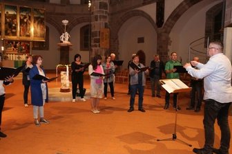 Heimatsänger halten künstlerisches Niveau hoch - Unter der Leitung von Frank Thiemer (r.) feiern die Schneeberger Heimatsänger mit einem Festkonzert ihr 30-jähriges Bestehen.