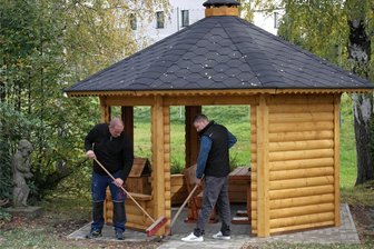 Heimatverein Arras feiert jetzt komfortabel - Das Pflaster am Grillhäuschen ist fertig. Mirko Richter (l.) und Robby Liebers fegen die Fläche sauber.